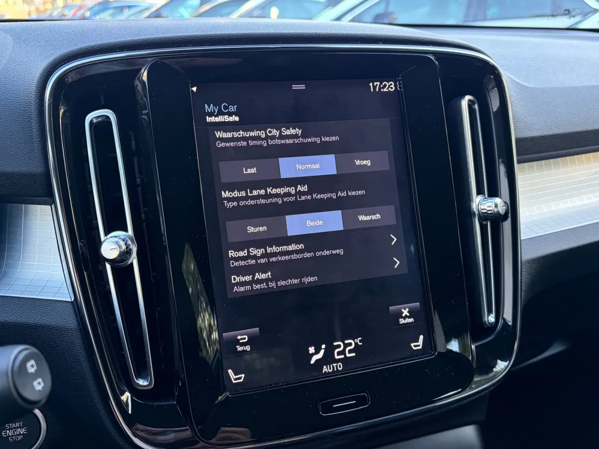 1.5 T3 163 PK Momentum Pro Automaat | ADAPTIEVE CRUISE CONTROL| STOELVERWARMING| ELEK. KOFFERKLEP| KEYLESS| NAVIGATIE + APPLE CARPLAY/ANDROID AUTO| PARKEERSENSOREN| LED| DAB| VOORSTOELEN IN 