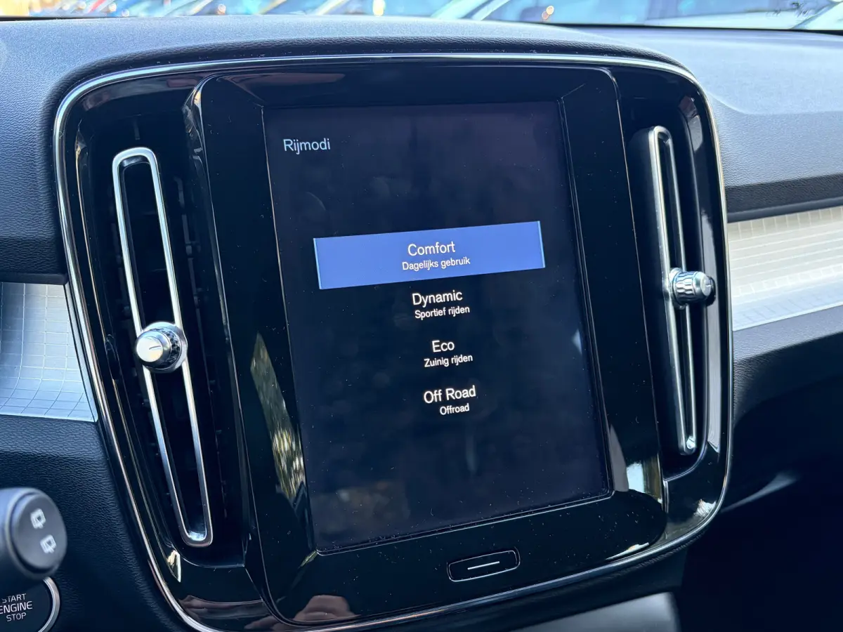 1.5 T3 163 PK Momentum Pro Automaat | ADAPTIEVE CRUISE CONTROL| STOELVERWARMING| ELEK. KOFFERKLEP| KEYLESS| NAVIGATIE + APPLE CARPLAY/ANDROID AUTO| PARKEERSENSOREN| LED| DAB| VOORSTOELEN IN 