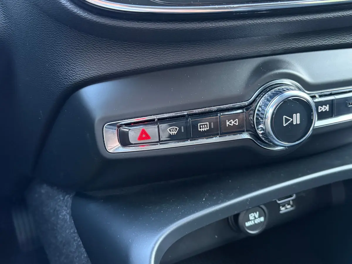 1.5 T3 163 PK Momentum Pro Automaat | ADAPTIEVE CRUISE CONTROL| STOELVERWARMING| ELEK. KOFFERKLEP| KEYLESS| NAVIGATIE + APPLE CARPLAY/ANDROID AUTO| PARKEERSENSOREN| LED| DAB| VOORSTOELEN IN 