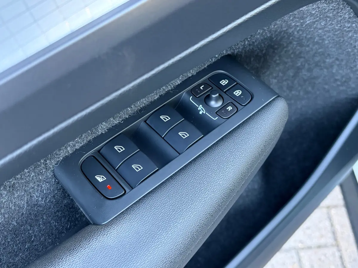 1.5 T3 163 PK Momentum Pro Automaat | ADAPTIEVE CRUISE CONTROL| STOELVERWARMING| ELEK. KOFFERKLEP| KEYLESS| NAVIGATIE + APPLE CARPLAY/ANDROID AUTO| PARKEERSENSOREN| LED| DAB| VOORSTOELEN IN 