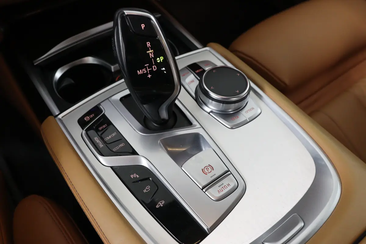 740i High Executive | 1e Eigenaar! | Dealer Onderhouden! | Harman/Kardon | 360 Camera | Trekhaak | Memory | Sfeerverlichting | LED | keyless | Leder | BLIS | DAB | Elk. Kofferbak | Stoelverw