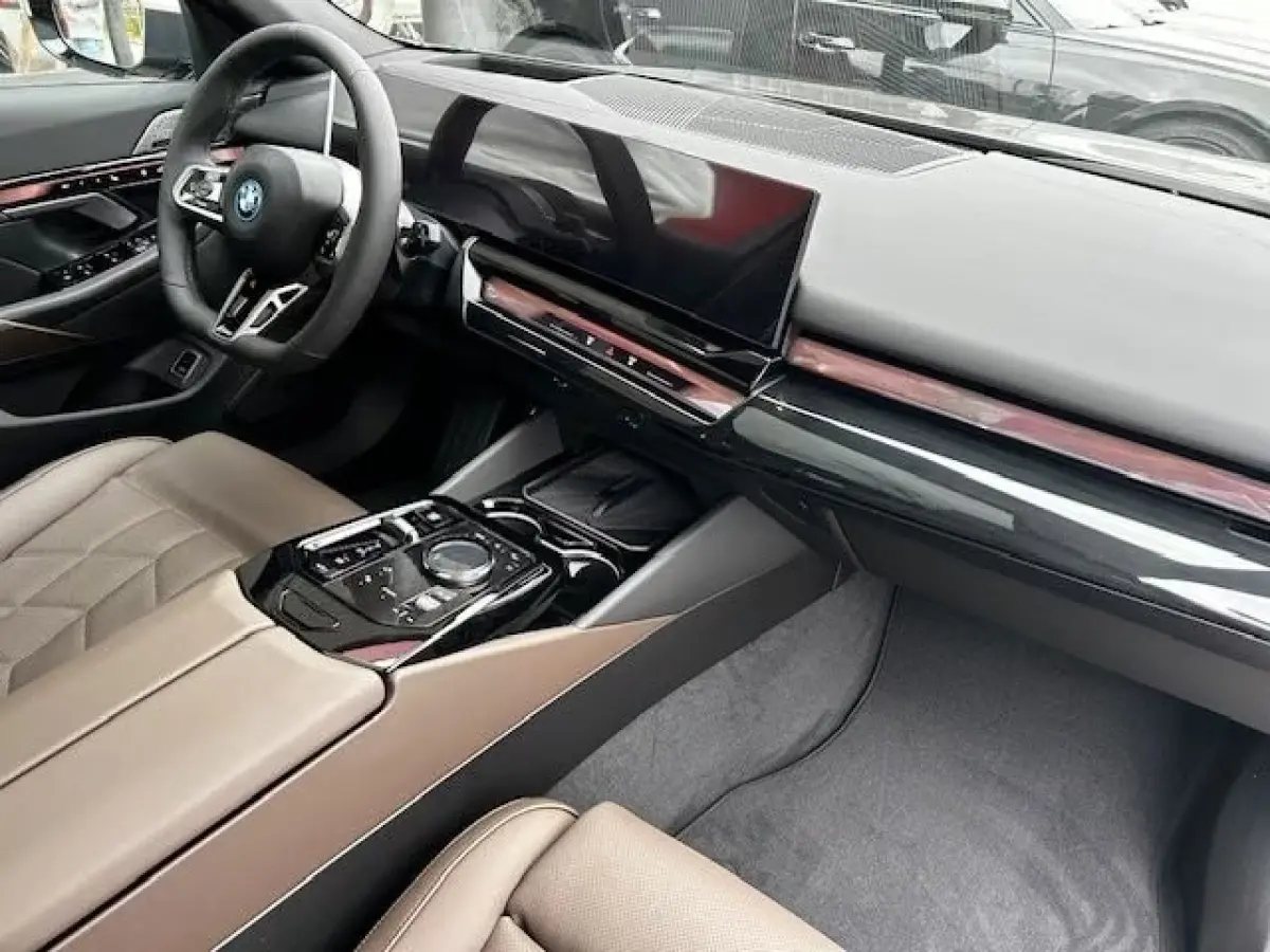 550e xDrive M-SPORT Pro ** PANO, BRUIN LEDER, TREKH, 21-inch LMV, ADAPT. M-ONDERST. ** 1e EIG - UNGALLFREI - Ex. BMW ** ** INFORMEER OOK NAAR ONZE AANTREKKELIJKE FINANCIAL-LEASE TARIEVEN **