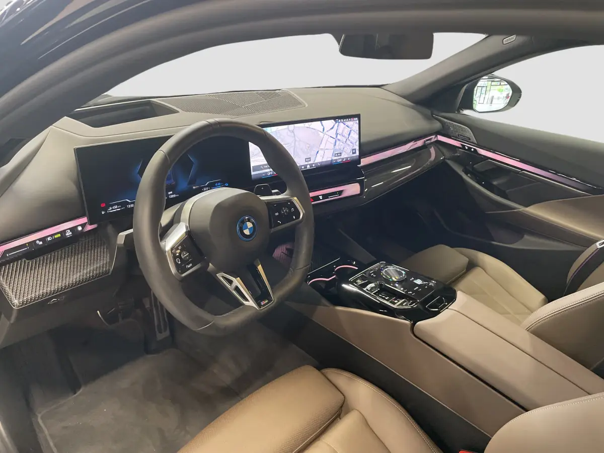 550e xDrive M-SPORT Pro ** PANO, BRUIN LEDER, TREKH, 21-inch LMV, ADAPT. M-ONDERST. ** 1e EIG - UNGALLFREI - Ex. BMW ** ** INFORMEER OOK NAAR ONZE AANTREKKELIJKE FINANCIAL-LEASE TARIEVEN **