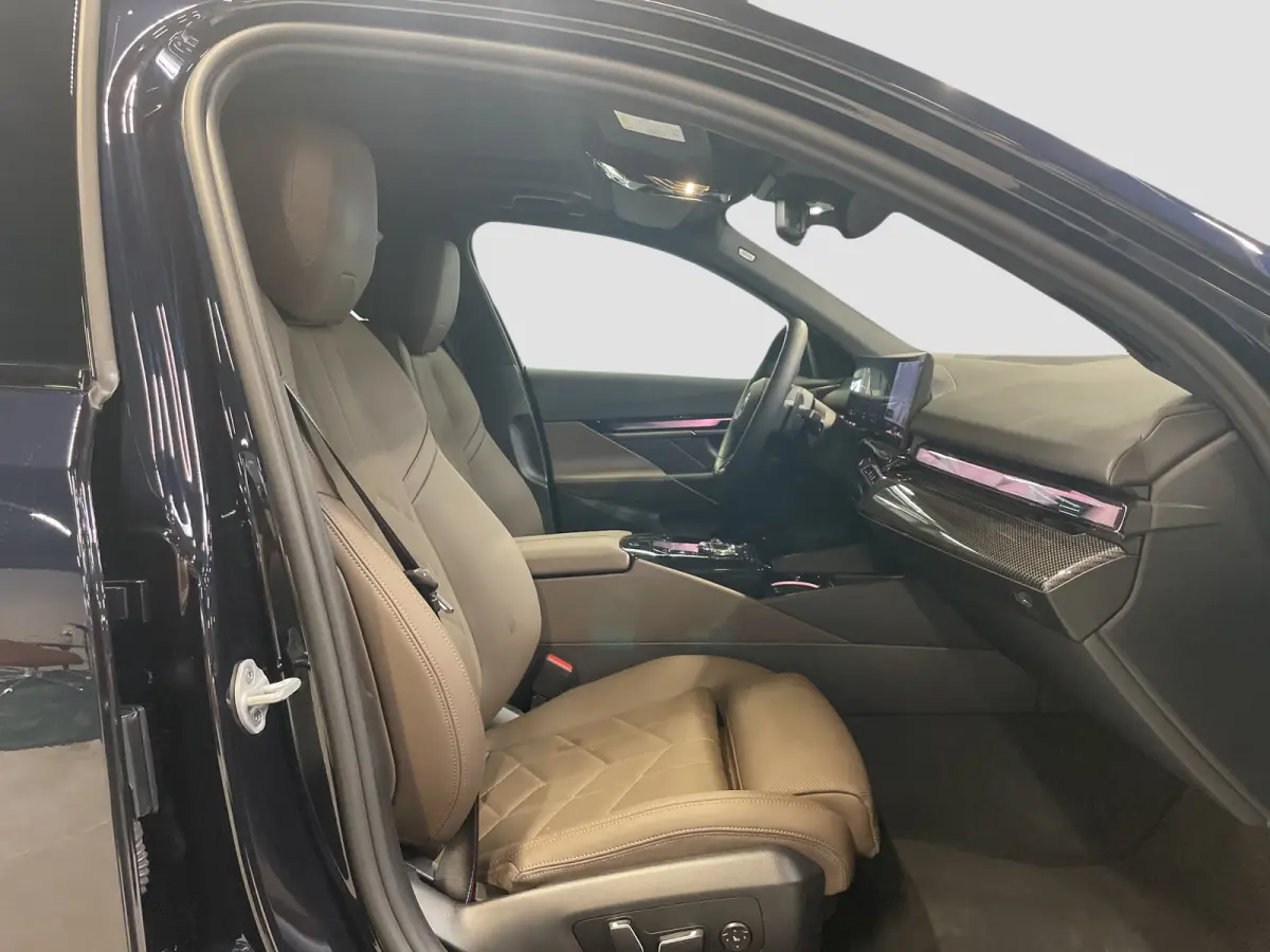 550e xDrive M-SPORT Pro ** PANO, BRUIN LEDER, TREKH, 21-inch LMV, ADAPT. M-ONDERST. ** 1e EIG - UNGALLFREI - Ex. BMW ** ** INFORMEER OOK NAAR ONZE AANTREKKELIJKE FINANCIAL-LEASE TARIEVEN **