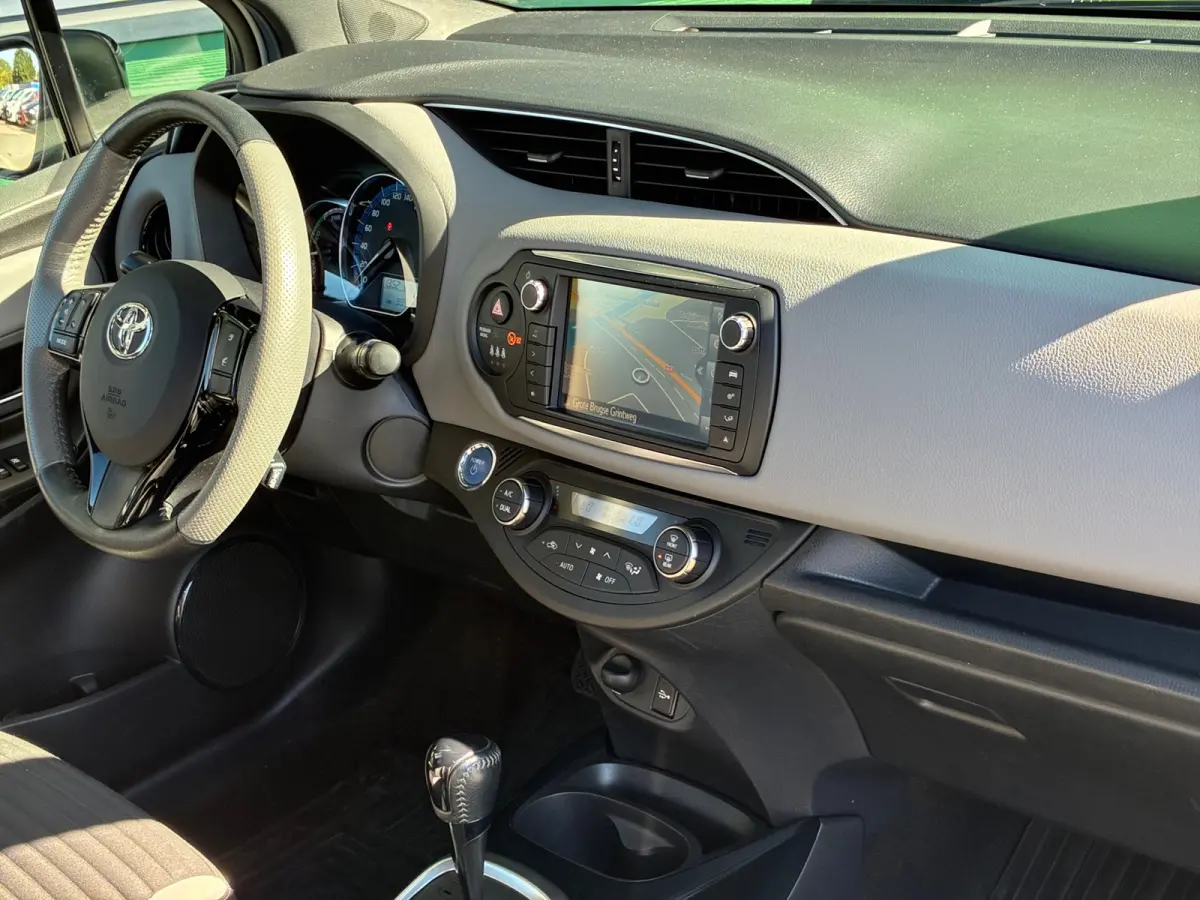 1.5 Hybrid Dynamic Bi-Tone|Automaat|Camera|Navigatie|PDC|CruiseControl|Climatronic|Stoel Verw.|Goed onderhouden|
