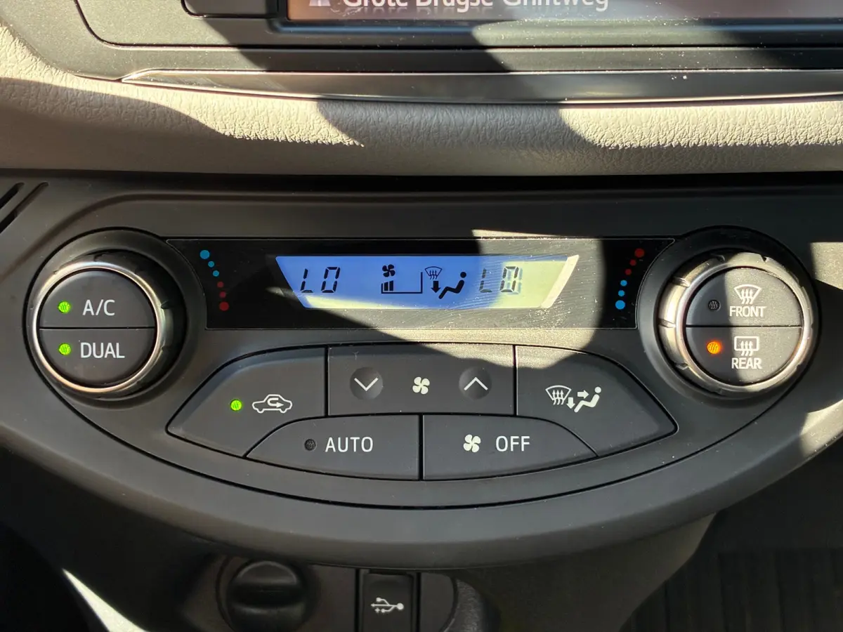 1.5 Hybrid Dynamic Bi-Tone|Automaat|Camera|Navigatie|PDC|CruiseControl|Climatronic|Stoel Verw.|Goed onderhouden|