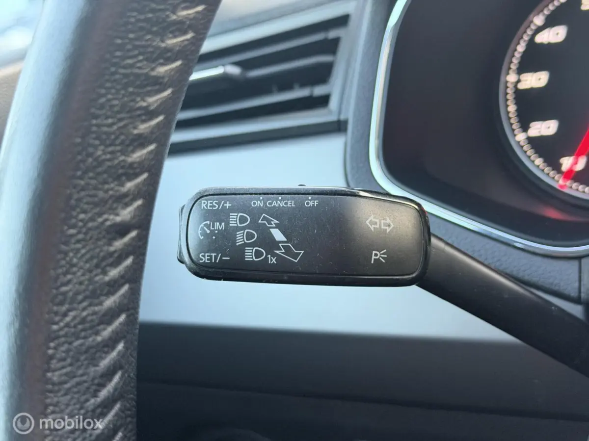 1.0TSI Style Airco| Carplay| Cruise | PDC | Stoelverw.