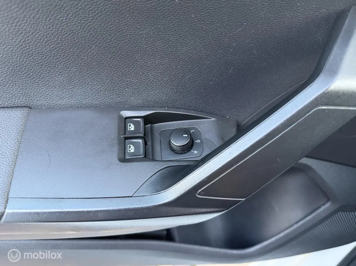 1.0TSI Style Airco| Carplay| Cruise | PDC | Stoelverw.