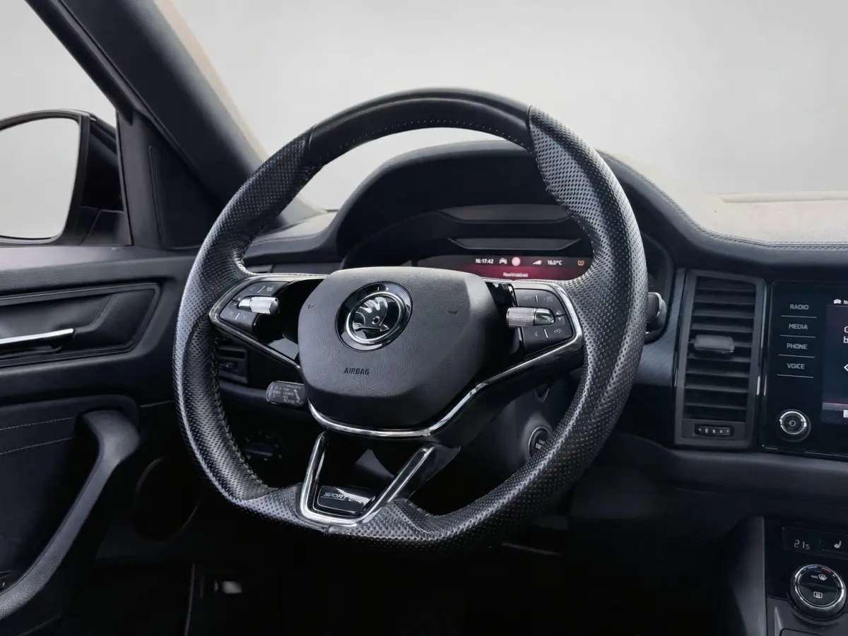 1.5 TSI Sportline Business Facelift | Panoramadak | EL. Trekhaak | Geheugen Stoelen | Stoel/Stuurverwarming | Rijklaarprijs