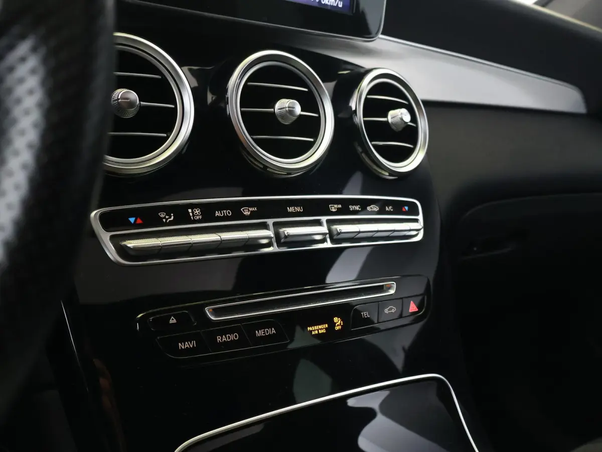 250 4MATIC PREMIUM AMG SPORT + SCHUIFDAK | 360 CAMERA | STOELVERW. | TREEPLANKEN