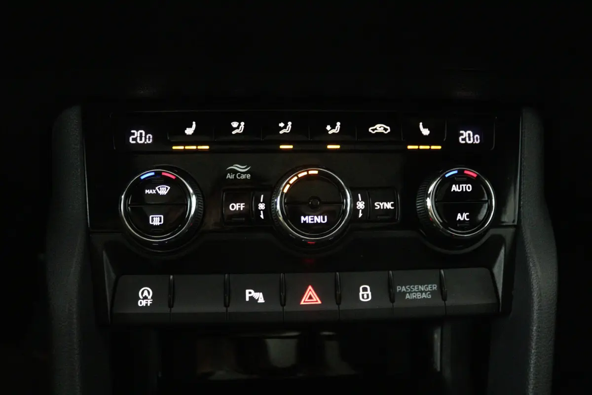 1.5 TSI ACT Sportline Business (PANORAMADAK, TREKHAAK, STOEL/STUUR VERWARMING, CAMERA)