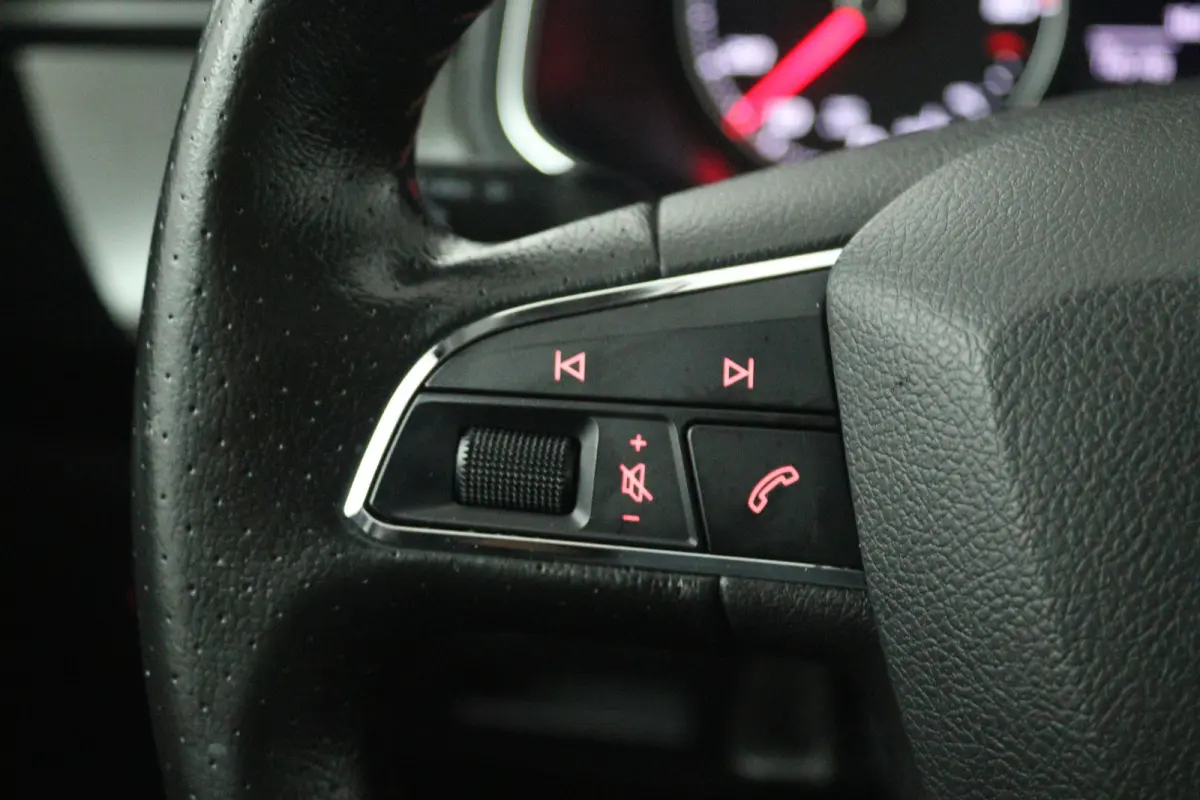 1.0 TSI FR Business Intense (STOELVERWARMING, NAVIGATIE CARPLAY, PARKEERSENSOREN)