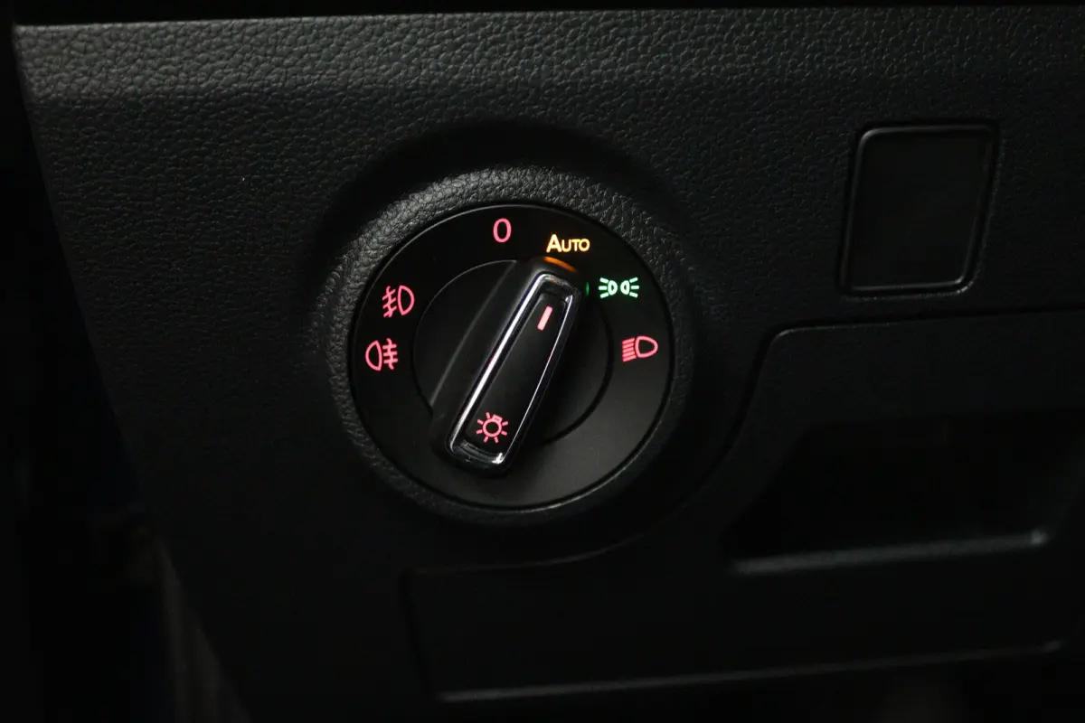 1.0 TSI FR Business Intense (STOELVERWARMING, NAVIGATIE CARPLAY, PARKEERSENSOREN)