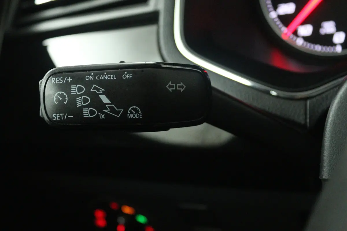 1.0 TSI FR Business Intense (STOELVERWARMING, NAVIGATIE CARPLAY, PARKEERSENSOREN)