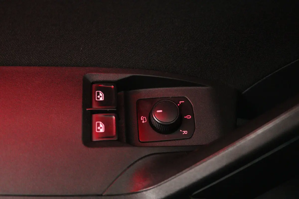 1.0 TSI FR Business Intense (STOELVERWARMING, NAVIGATIE CARPLAY, PARKEERSENSOREN)