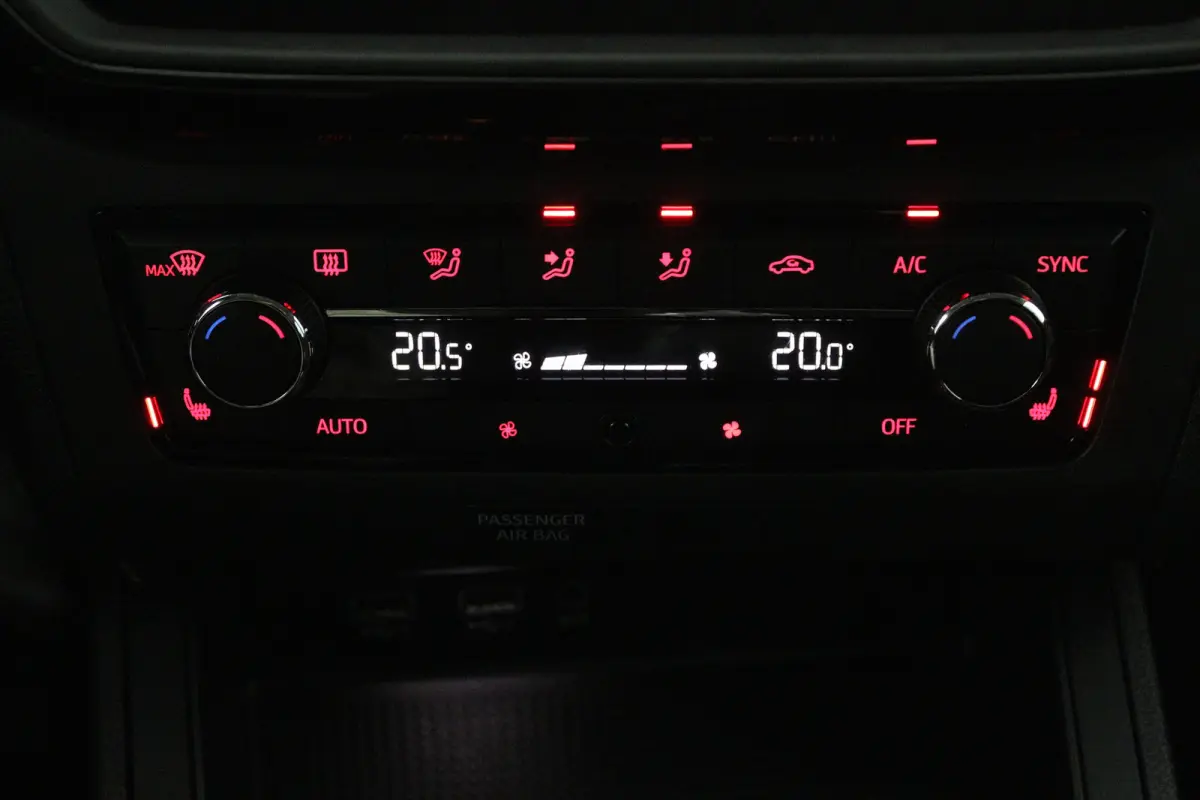 1.0 TSI FR Business Intense (STOELVERWARMING, NAVIGATIE CARPLAY, PARKEERSENSOREN)