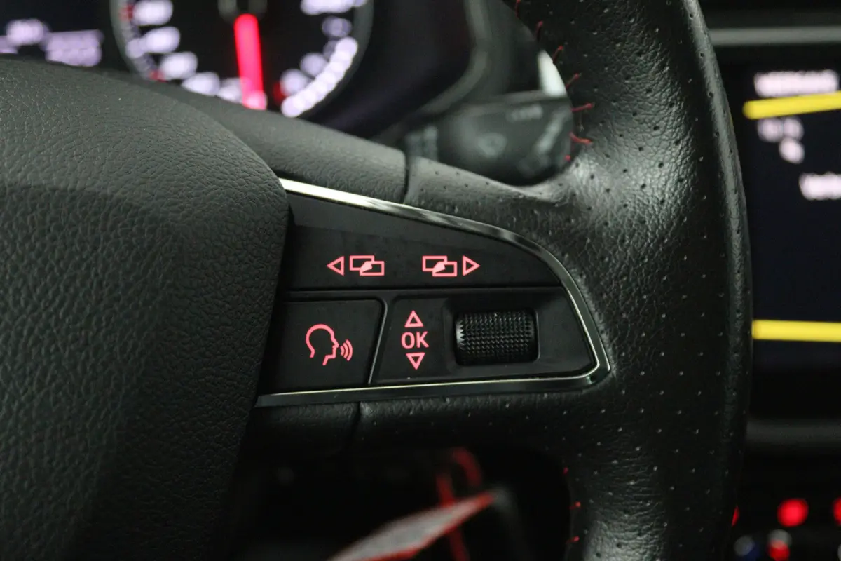 1.0 TSI FR Business Intense (STOELVERWARMING, NAVIGATIE CARPLAY, PARKEERSENSOREN)