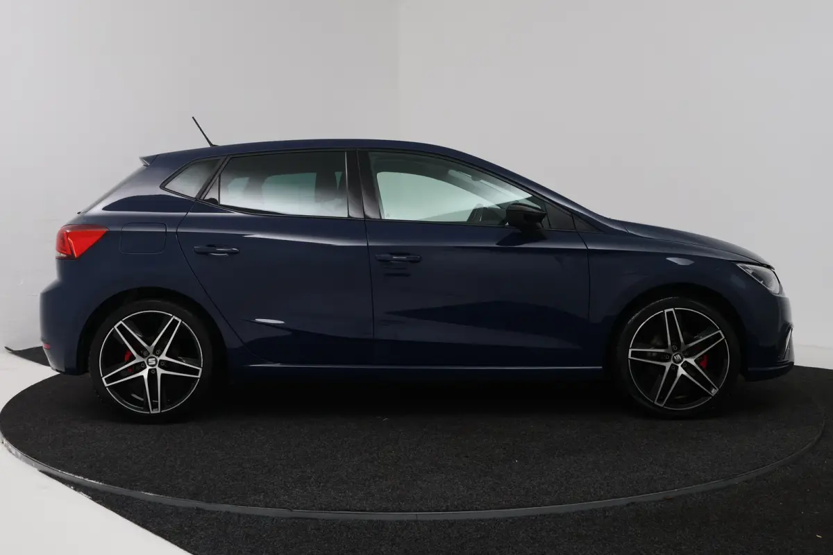 1.0 TSI FR Business Intense (STOELVERWARMING, NAVIGATIE CARPLAY, PARKEERSENSOREN)