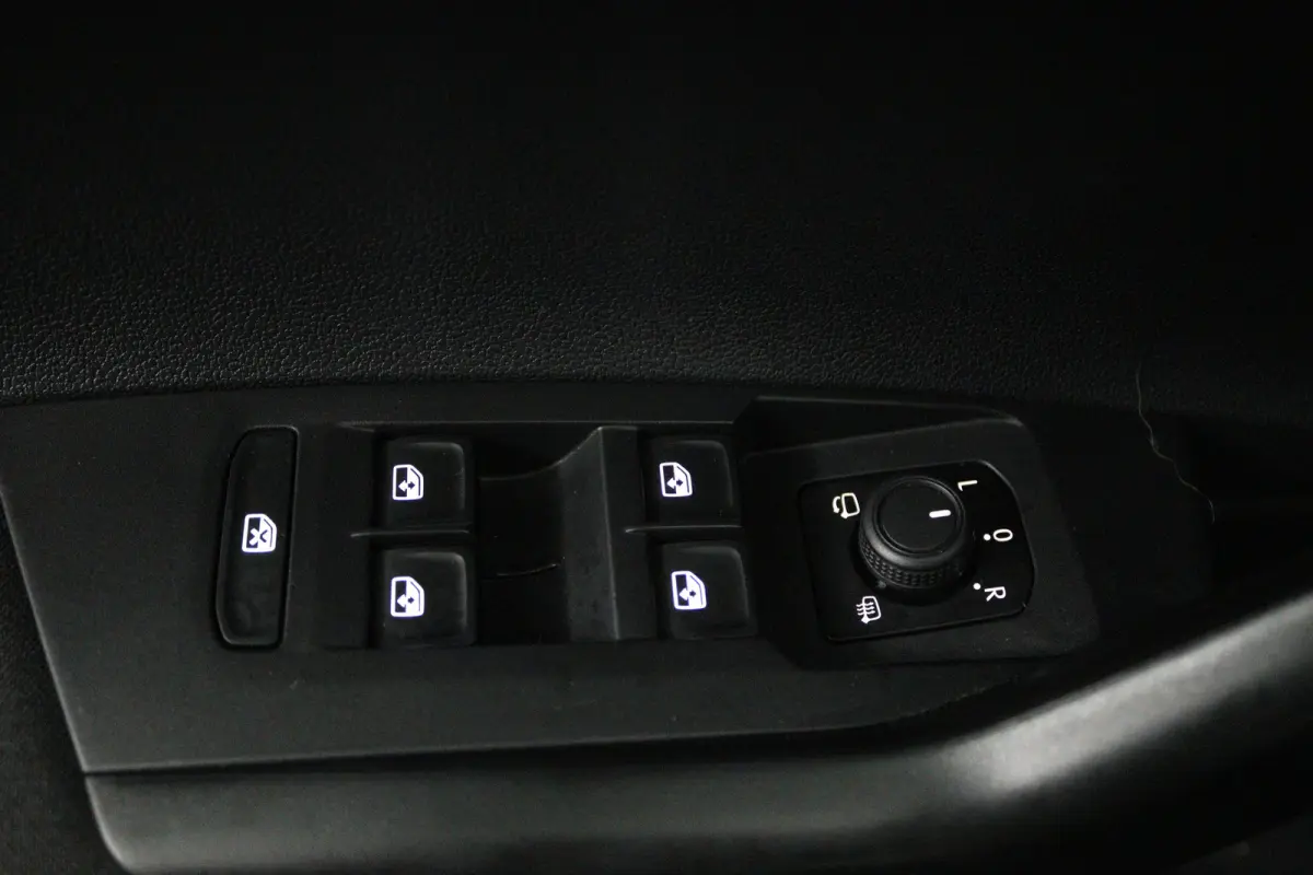 1.0 TSI Life Business (STOELVERWARMING, CAMERA, DIGITALE COCKPIT, CRUISE ADAPTIEF)