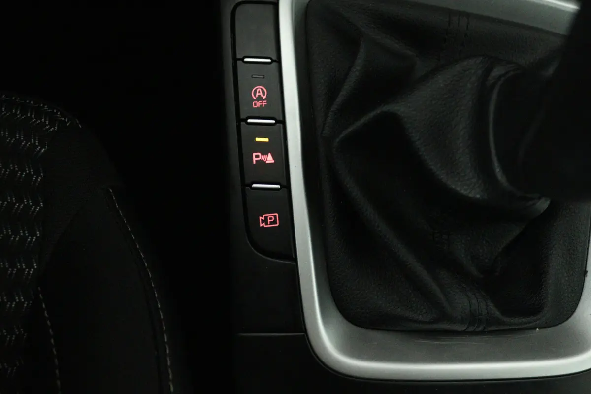 1.0 T-GDi DynamicLine (ACHTERUITRIJCAMERA, NAVIGATIE, CARPLAY, PARKEERSENSOREN)