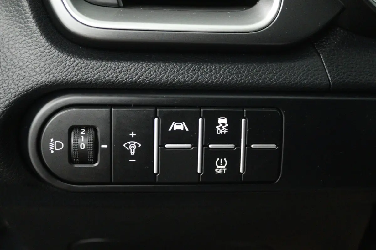 1.0 T-GDi DynamicLine (ACHTERUITRIJCAMERA, NAVIGATIE, CARPLAY, PARKEERSENSOREN)