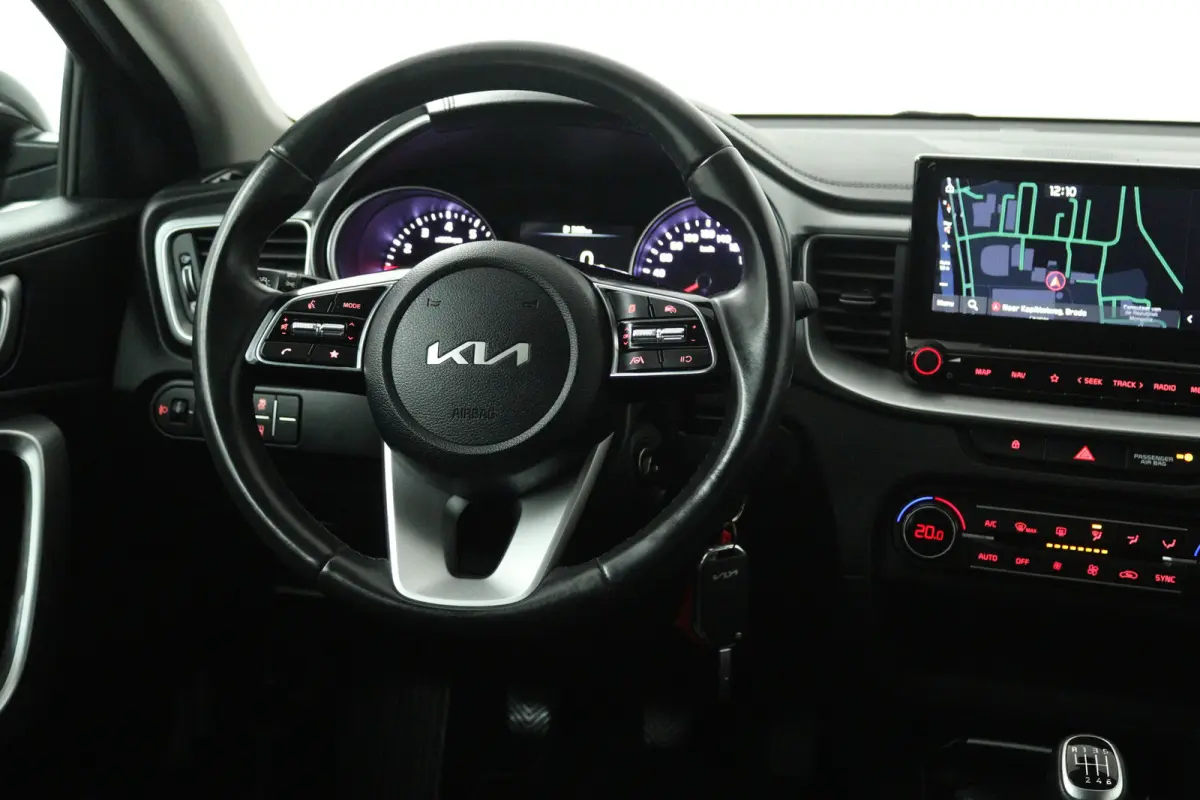 1.0 T-GDi DynamicLine (ACHTERUITRIJCAMERA, NAVIGATIE, CARPLAY, PARKEERSENSOREN)