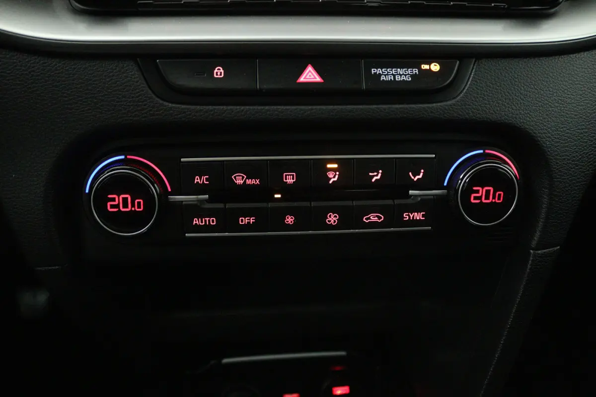 1.0 T-GDi DynamicLine (ACHTERUITRIJCAMERA, NAVIGATIE, CARPLAY, PARKEERSENSOREN)