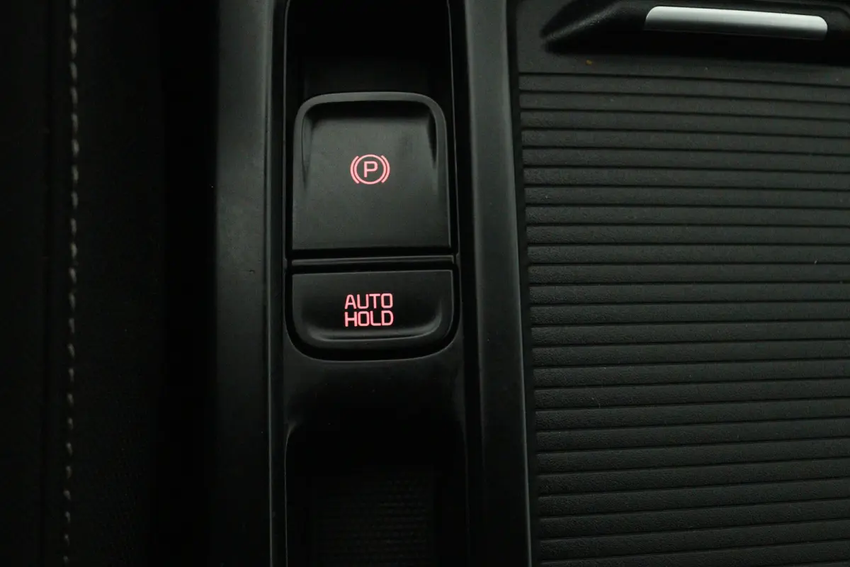 1.0 T-GDi DynamicLine (ACHTERUITRIJCAMERA, NAVIGATIE, CARPLAY, PARKEERSENSOREN)