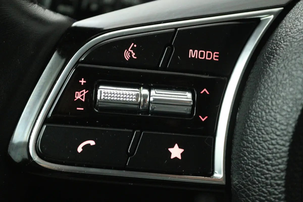 1.0 T-GDi DynamicLine (ACHTERUITRIJCAMERA, NAVIGATIE, CARPLAY, PARKEERSENSOREN)