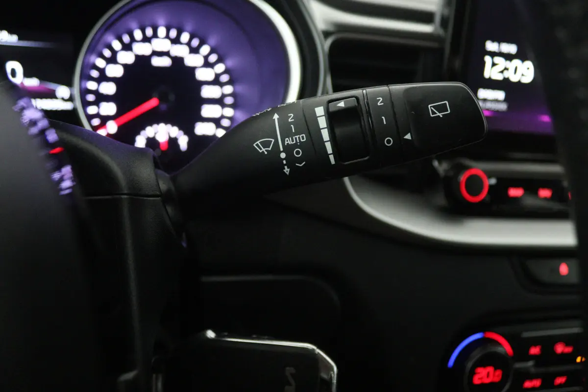 1.0 T-GDi DynamicLine (ACHTERUITRIJCAMERA, NAVIGATIE, CARPLAY, PARKEERSENSOREN)