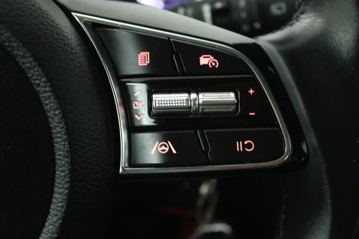 1.0 T-GDi DynamicLine (ACHTERUITRIJCAMERA, NAVIGATIE, CARPLAY, PARKEERSENSOREN)