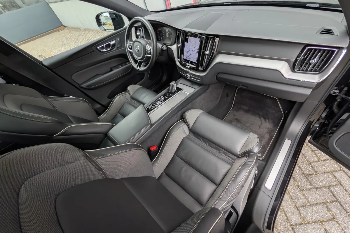 2.0 Recharge T6 AWD R-Design Black Trekhaak