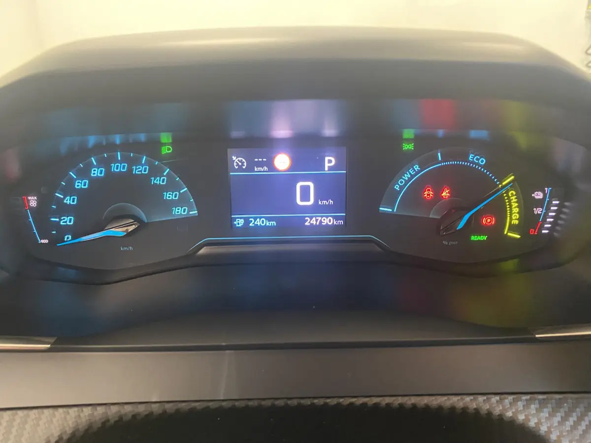 EV Active Pack 50 kWh | Apple Carplay & Android Auto | 16 inch LMV | Airco | 25 DKM l SOH 100%