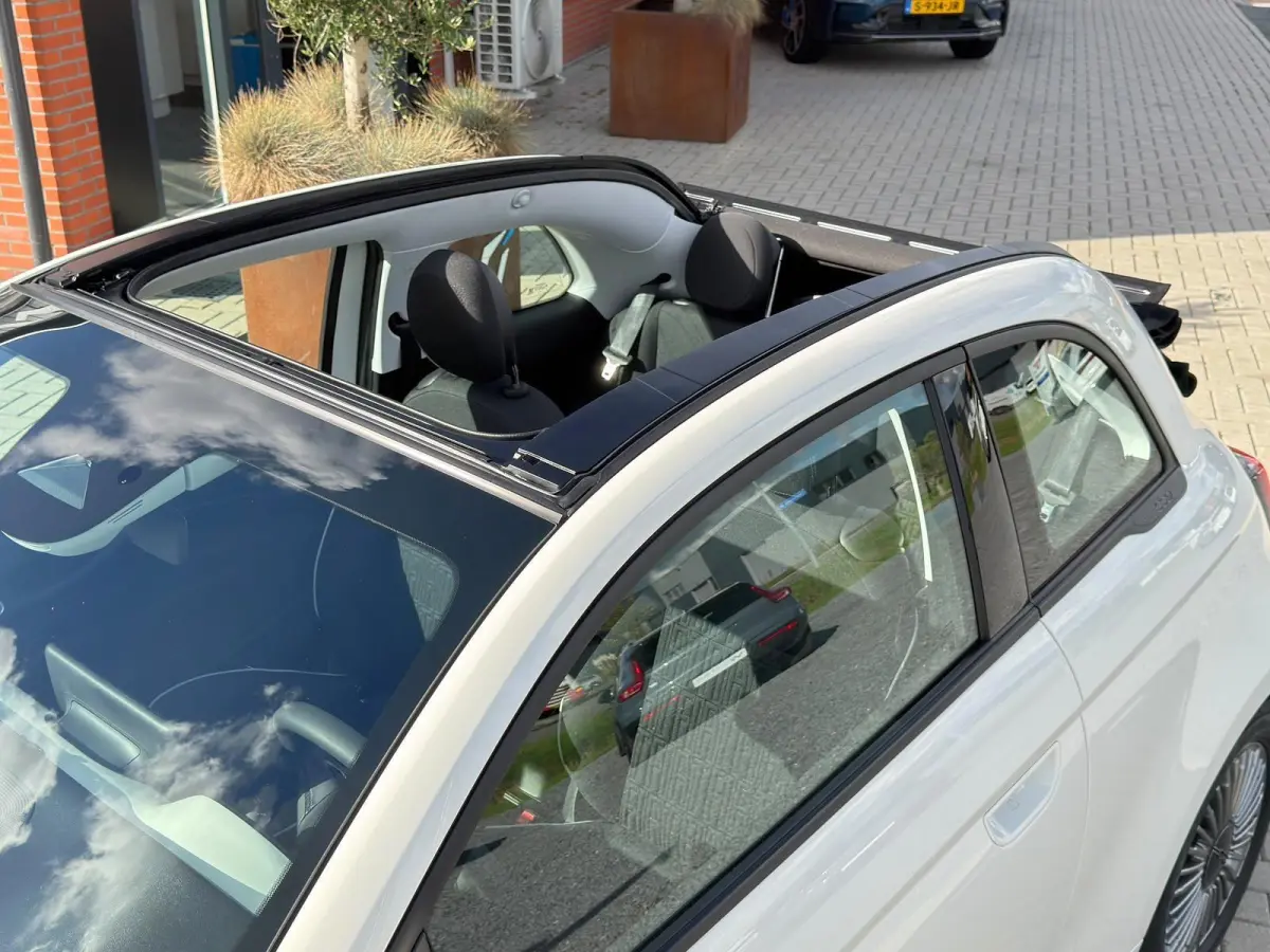 Cabrio Urban 42 kWh | 1 Eig | CarPlay | Cabriolet | BTW | LED | Stoelverwarming | Keyless | Cruise Control | Nieuwstaat !