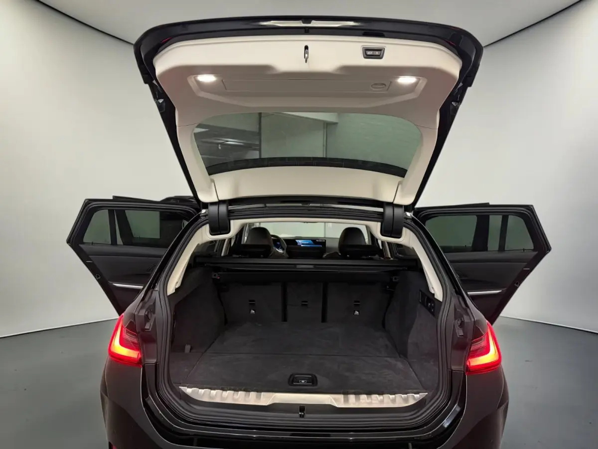 330e ** LED. NAVI+, LEDER, TREKH, SPORTST, ACC, KEYLESS, ALARM, 18-inch LMV ** 1e EIG - UNFALLFREI ** ** INFORMEER OOK NAAR ONZE AANTREKKELIJKE FINANCIAL-LEASE TARIEVEN **