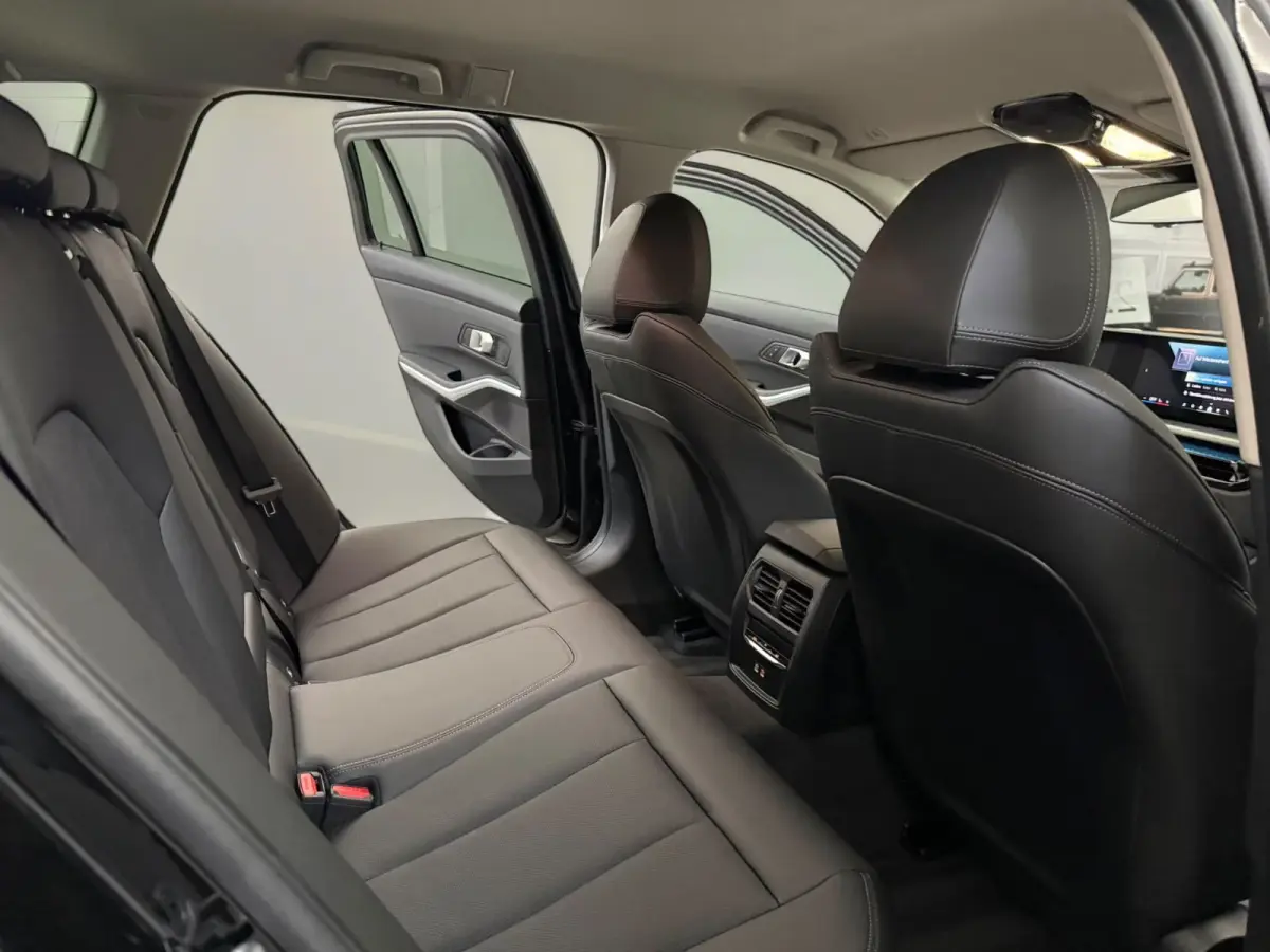 330e ** LED. NAVI+, LEDER, TREKH, SPORTST, ACC, KEYLESS, ALARM, 18-inch LMV ** 1e EIG - UNFALLFREI ** ** INFORMEER OOK NAAR ONZE AANTREKKELIJKE FINANCIAL-LEASE TARIEVEN **