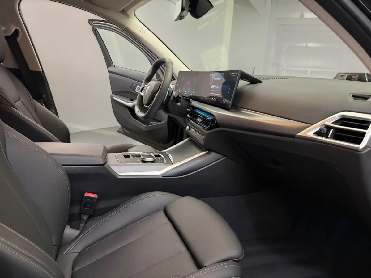 330e ** LED. NAVI+, LEDER, TREKH, SPORTST, ACC, KEYLESS, ALARM, 18-inch LMV ** 1e EIG - UNFALLFREI ** ** INFORMEER OOK NAAR ONZE AANTREKKELIJKE FINANCIAL-LEASE TARIEVEN **