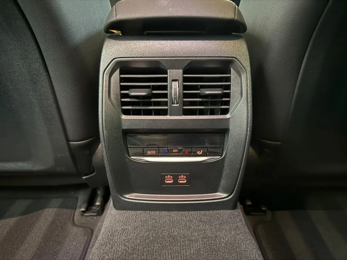 330e ** LED. NAVI+, LEDER, TREKH, SPORTST, ACC, KEYLESS, ALARM, 18-inch LMV ** 1e EIG - UNFALLFREI ** ** INFORMEER OOK NAAR ONZE AANTREKKELIJKE FINANCIAL-LEASE TARIEVEN **