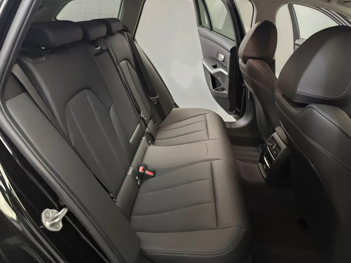 330e ** LED. NAVI+, LEDER, TREKH, SPORTST, ACC, KEYLESS, ALARM, 18-inch LMV ** 1e EIG - UNFALLFREI ** ** INFORMEER OOK NAAR ONZE AANTREKKELIJKE FINANCIAL-LEASE TARIEVEN **
