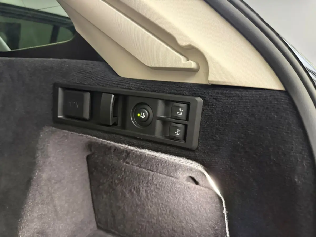 330e ** LED. NAVI+, LEDER, TREKH, SPORTST, ACC, KEYLESS, ALARM, 18-inch LMV ** 1e EIG - UNFALLFREI ** ** INFORMEER OOK NAAR ONZE AANTREKKELIJKE FINANCIAL-LEASE TARIEVEN **
