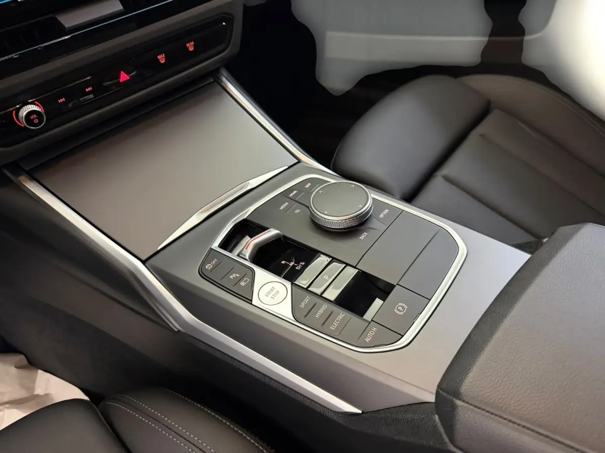 330e ** LED. NAVI+, LEDER, TREKH, SPORTST, ACC, KEYLESS, ALARM, 18-inch LMV ** 1e EIG - UNFALLFREI ** ** INFORMEER OOK NAAR ONZE AANTREKKELIJKE FINANCIAL-LEASE TARIEVEN **