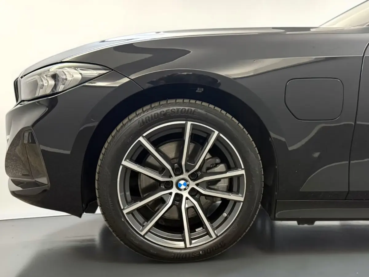 330e ** LED. NAVI+, LEDER, TREKH, SPORTST, ACC, KEYLESS, ALARM, 18-inch LMV ** 1e EIG - UNFALLFREI ** ** INFORMEER OOK NAAR ONZE AANTREKKELIJKE FINANCIAL-LEASE TARIEVEN **