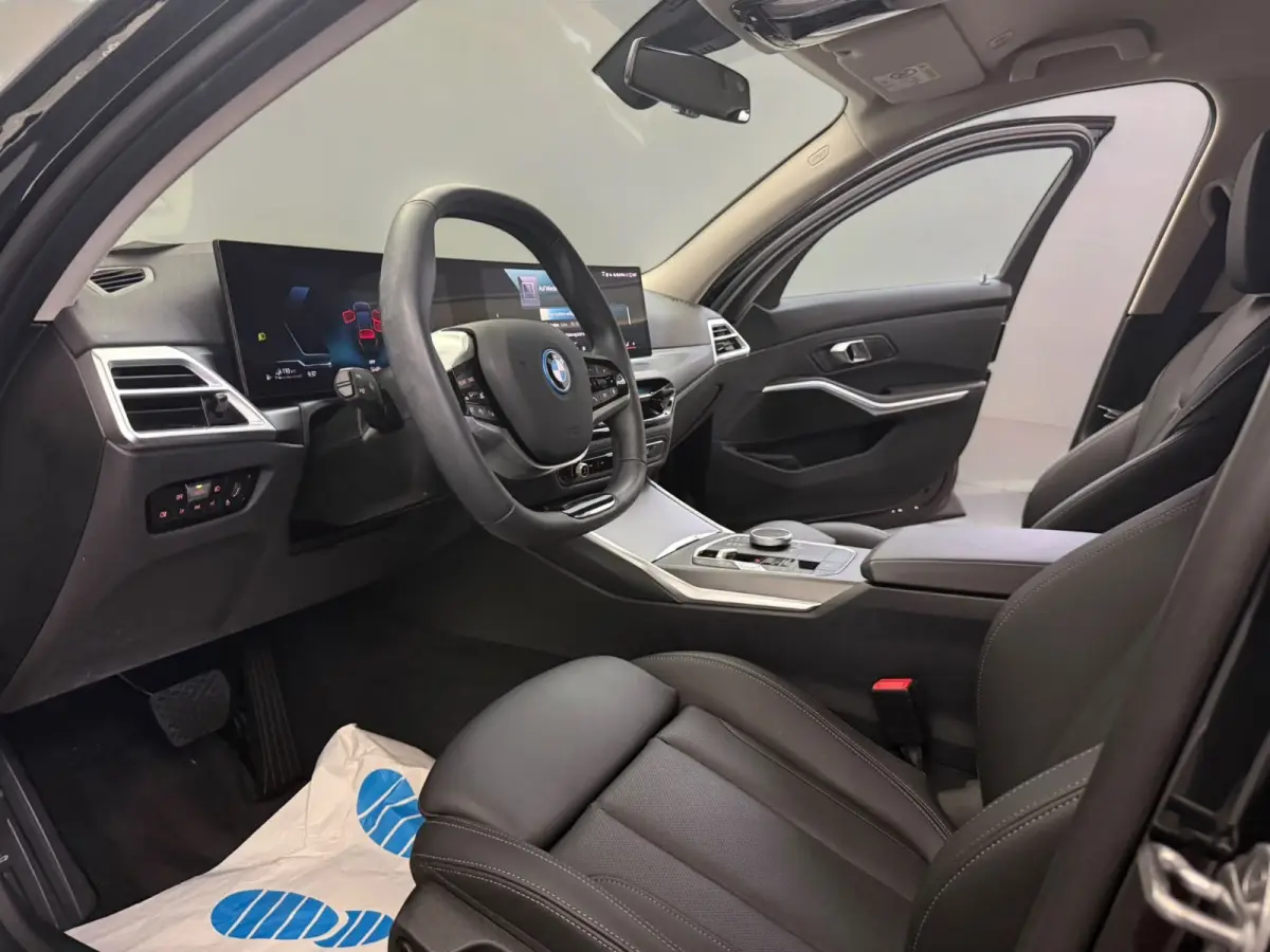 330e ** LED. NAVI+, LEDER, TREKH, SPORTST, ACC, KEYLESS, ALARM, 18-inch LMV ** 1e EIG - UNFALLFREI ** ** INFORMEER OOK NAAR ONZE AANTREKKELIJKE FINANCIAL-LEASE TARIEVEN **