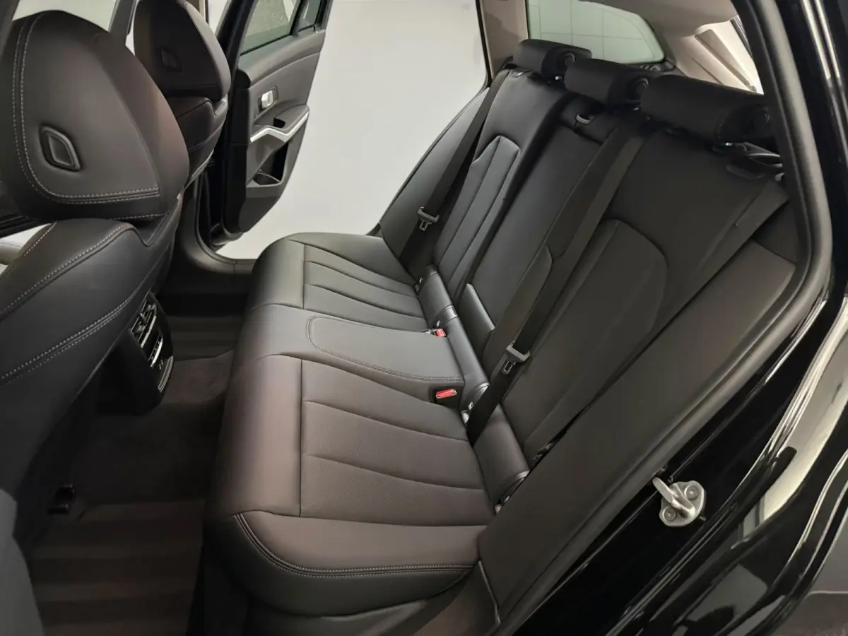 330e ** LED. NAVI+, LEDER, TREKH, SPORTST, ACC, KEYLESS, ALARM, 18-inch LMV ** 1e EIG - UNFALLFREI ** ** INFORMEER OOK NAAR ONZE AANTREKKELIJKE FINANCIAL-LEASE TARIEVEN **