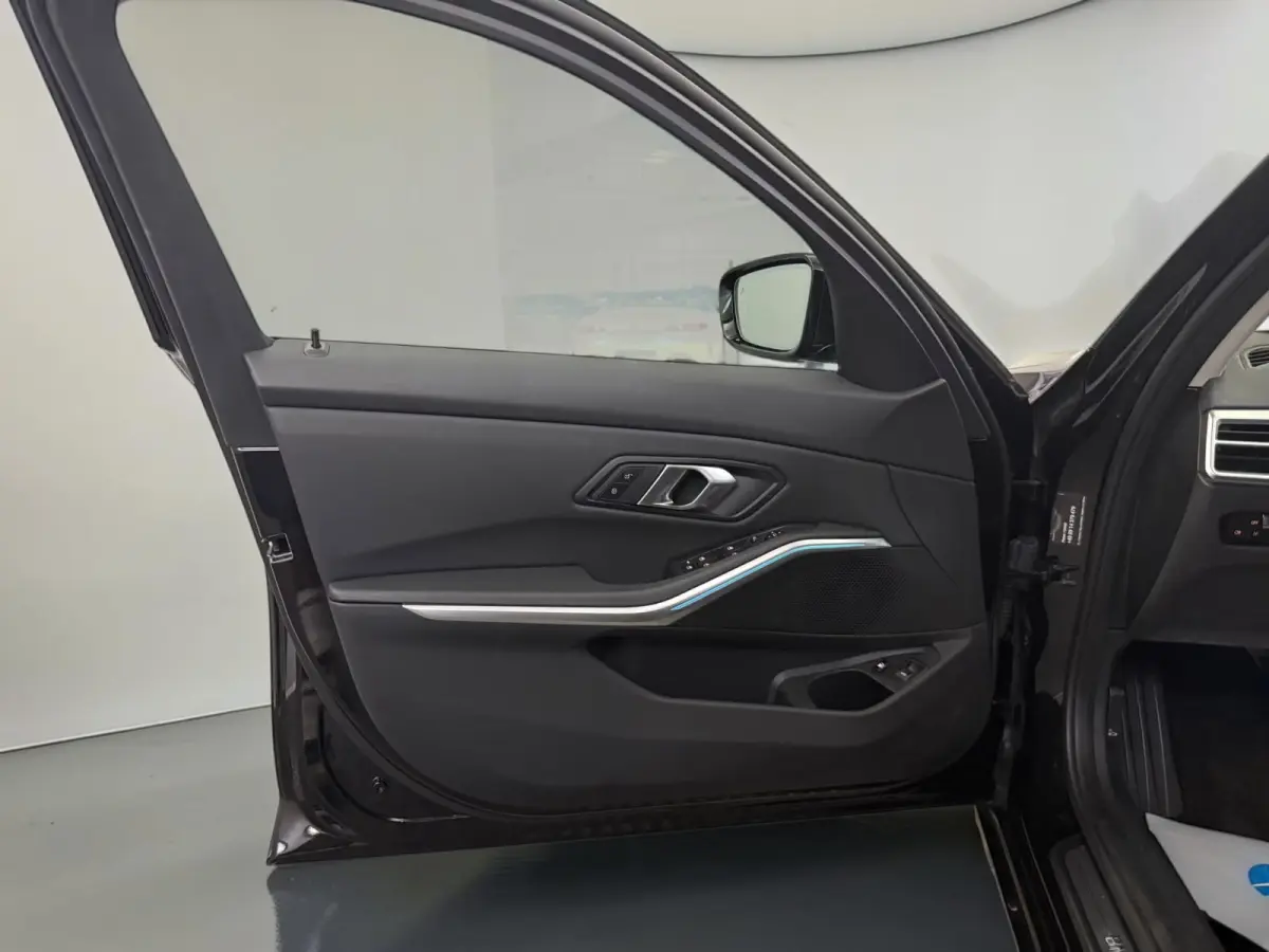 330e ** LED. NAVI+, LEDER, TREKH, SPORTST, ACC, KEYLESS, ALARM, 18-inch LMV ** 1e EIG - UNFALLFREI ** ** INFORMEER OOK NAAR ONZE AANTREKKELIJKE FINANCIAL-LEASE TARIEVEN **