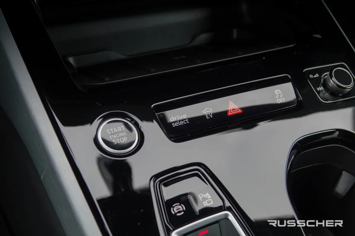 e-hybrid 299Pk | Advanced | Quattro | Plug-in Hybrid | MMI Bijrijdersdisplay | 360° Camera | Leder | 21''