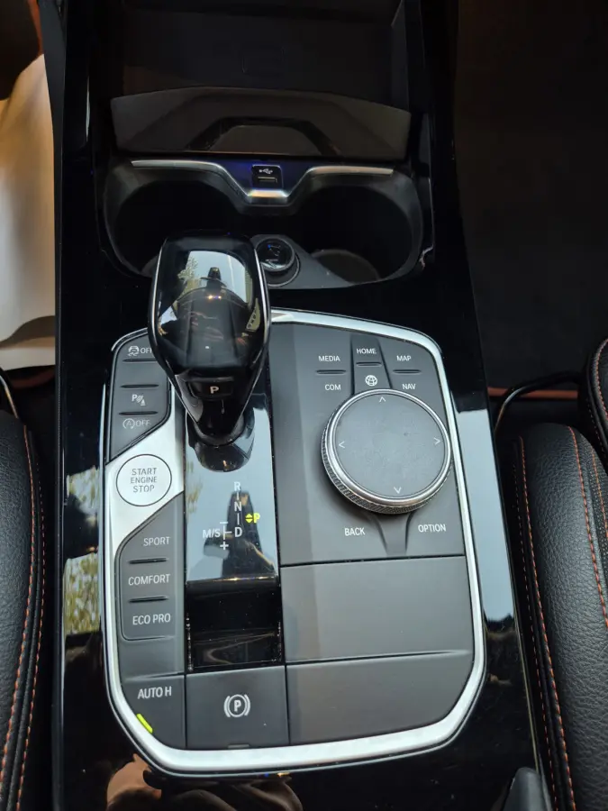 High Executive Achteruitrijcamera Cruise Navigatie CarPlay LM Velgen Sport stoelen