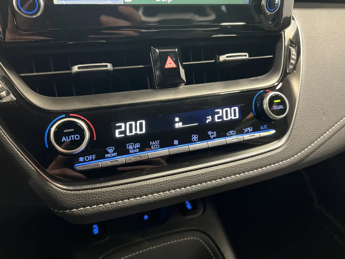 1.8 Hybrid Executive | Navigatie/Android/Apple Carplay | LM Velgen 17" | Voorstoelen Verwarmd | Achteruitrijcamera | Cruise Control Adaptief | Airco |