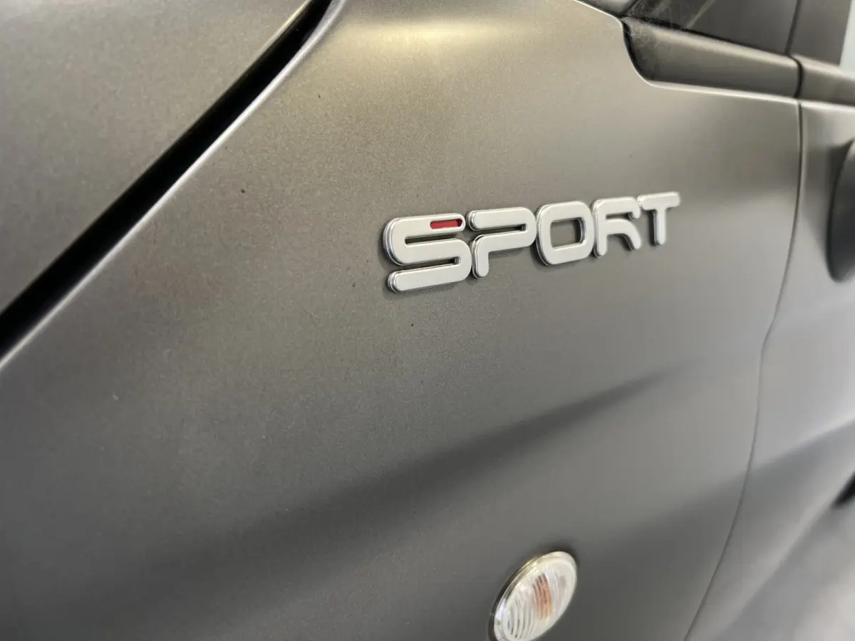 1.0 Hybrid Sport | GRIGIO ASFALTO | Navigatie/Android/Apple Carplay | LM Velgen 16" | Panoramadak | Cruise Control | Airco Automatisch |