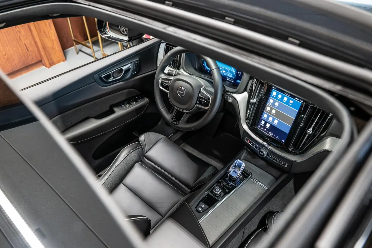 2.0 T6 Plug-in hybrid AWD Ultimate Black Edition Nieuw | R Design